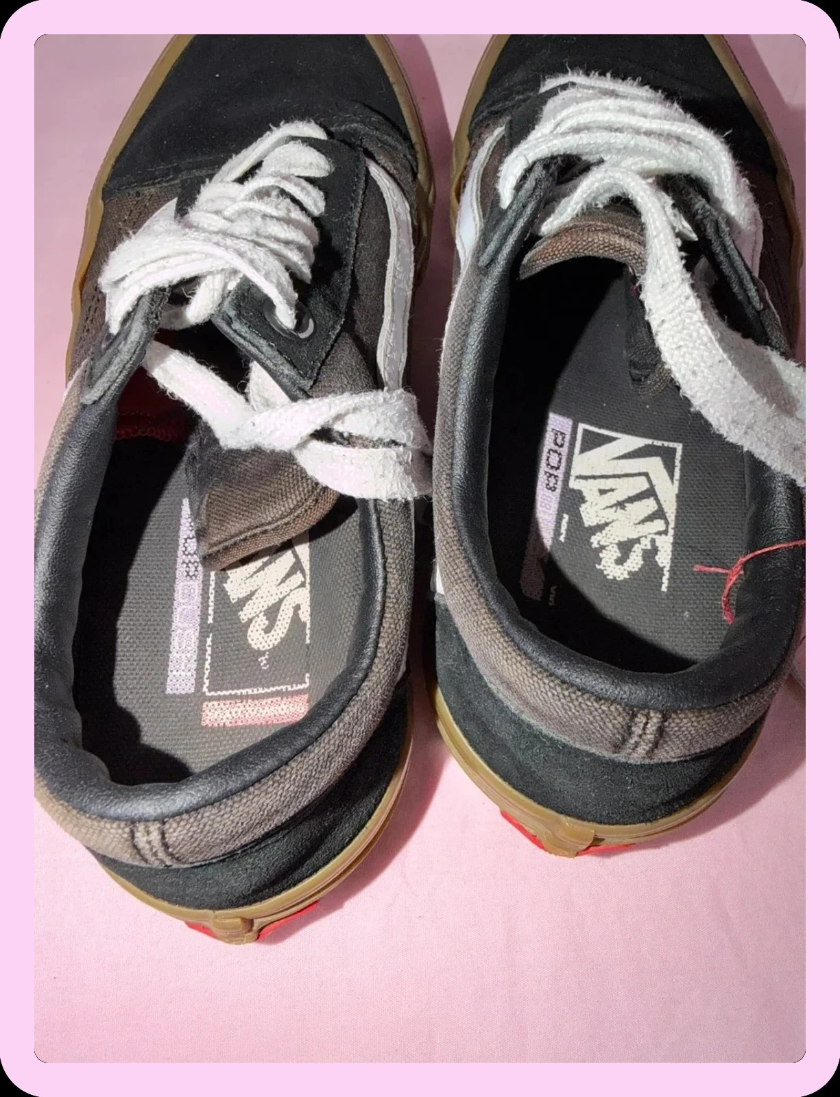Basket Vans Old Skool negras con suela de goma. En buen estado, algunas marcas de desgaste visibles. – photo 5